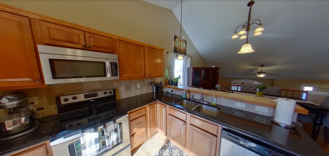 Foto del edificio - 3D Tour Available - Beautiful West-Side Ho...