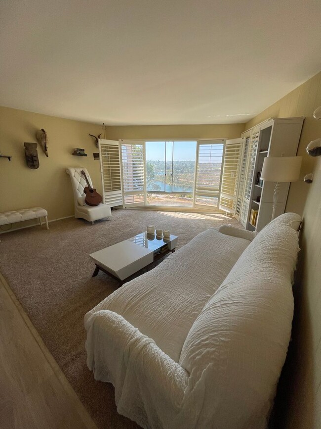 Foto del edificio - Penthouse 2 Bedroom/2 Bathroom Condo with Amazing Views of Adjacent Lake Murray & Mission Trails ...