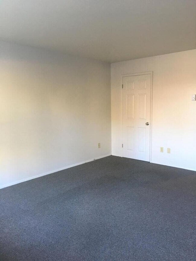 Building Photo - 1 bedroom in Seattle WA 98105