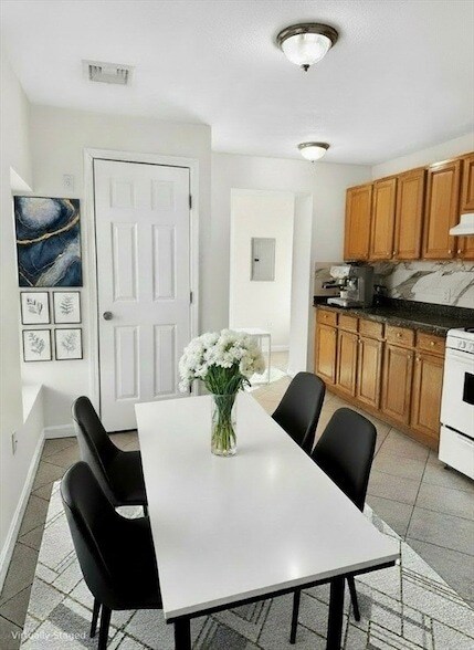 Building Photo - 12 Paris St