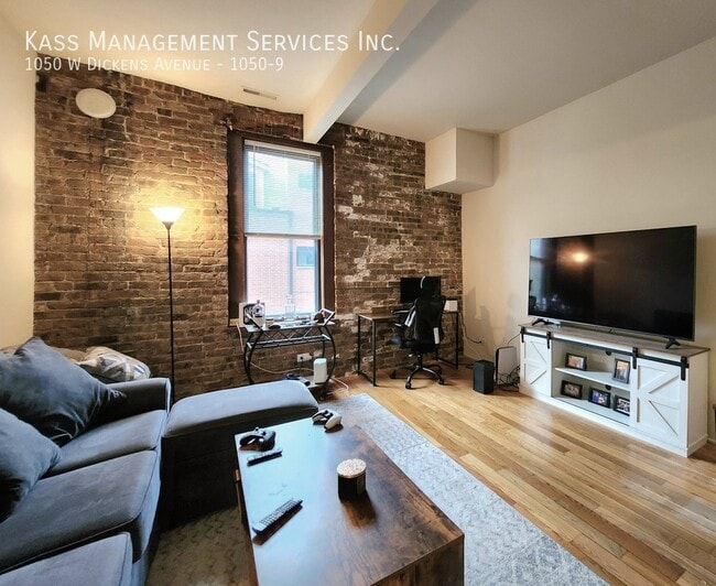 Building Photo - Exposed Brick, High Ceilings Heart of Linc...