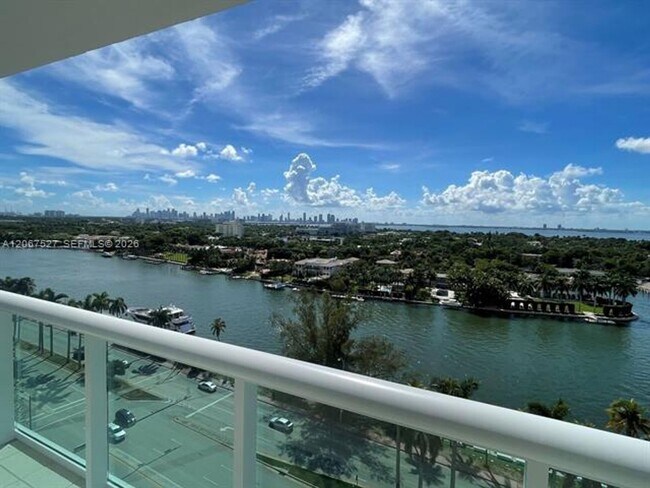 Foto del edificio - 5001 Collins Ave