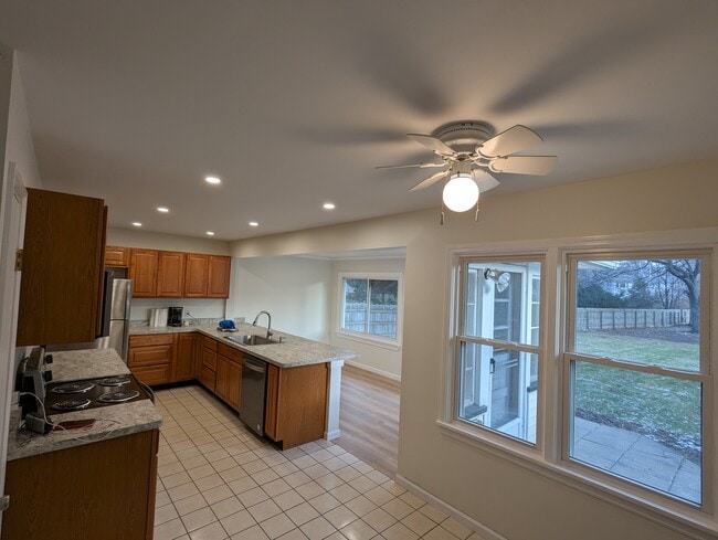 Building Photo - 486 Brookview Dr