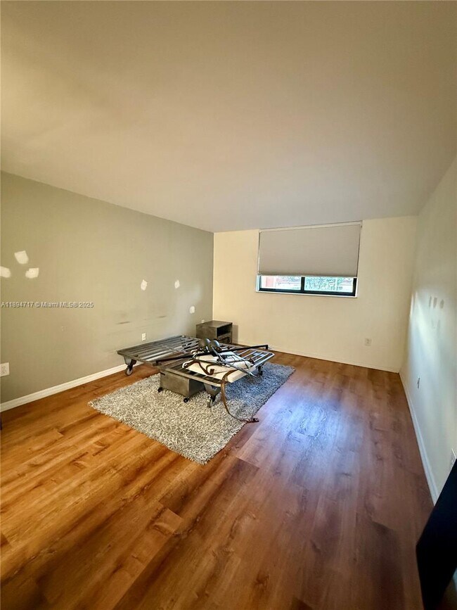 Foto del edificio - 8101 Byron Ave
