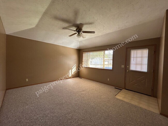 Building Photo - 1320 Meadowbrook Dr