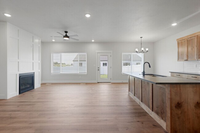 Foto del edificio - BEAUTIFUL 5 BEDROOM 4 BATH TWIN HOME IN SUGAR CITY