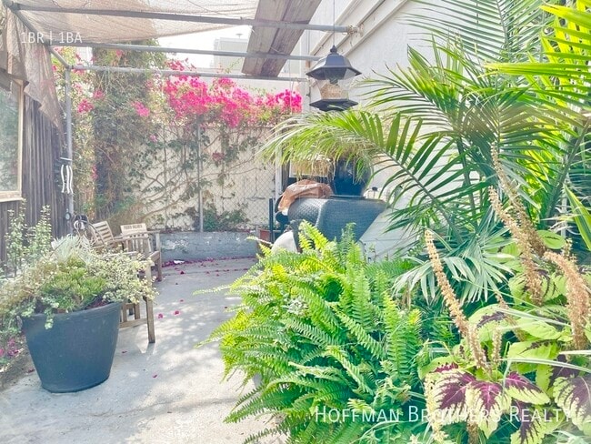 Building Photo - 614 Hauser Blvd