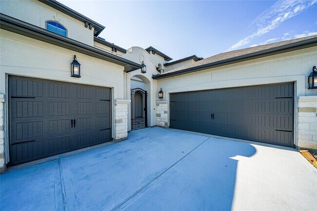 Building Photo - 11810 Dalhousie Dr