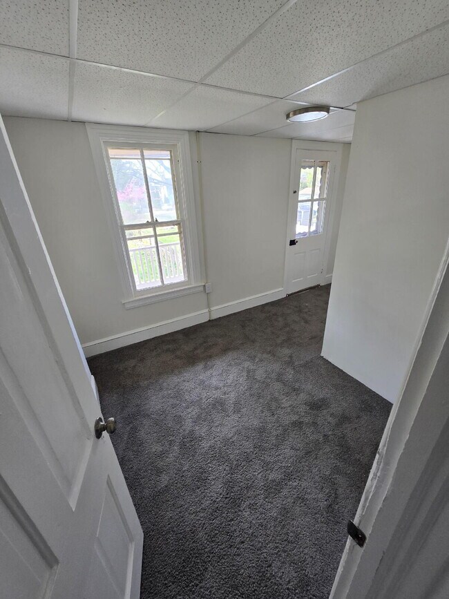 Building Photo - 548 Nelson St