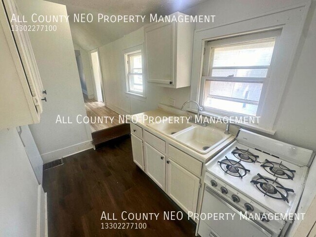 Building Photo - Charming 2-Bedroom with Fresh Updates and ...