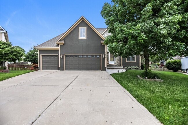 Building Photo - 5 Bedroom Lees Summit Beauty! Available NOW!