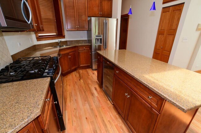 Building Photo - 859 W Newport Ave