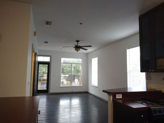 Building Photo - Rarely available Thornton Park townhouse!