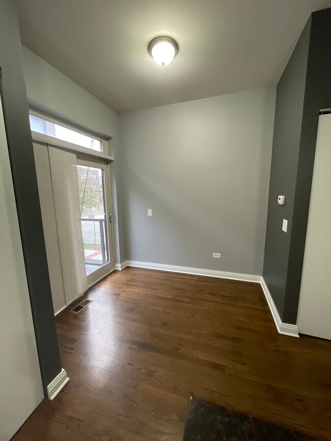 Rincón de desayuno con segundo patio al aire libre con elementos empotrados de gas natural para hacer barbacoas - 630 W 16th St