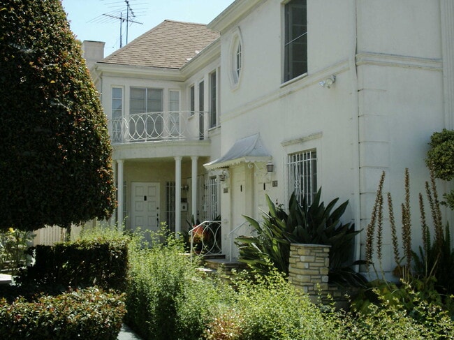 Building Photo - 6176 W Olympic Blvd