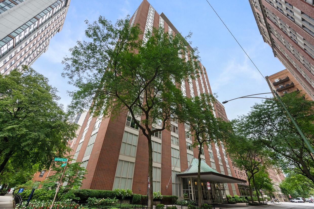 Foto principal - 1325 N State Pkwy