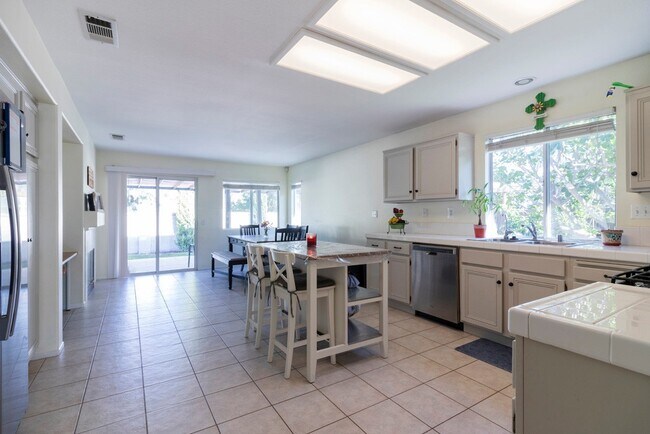 Building Photo - Small dogs alllowed . All appliance. Palom...