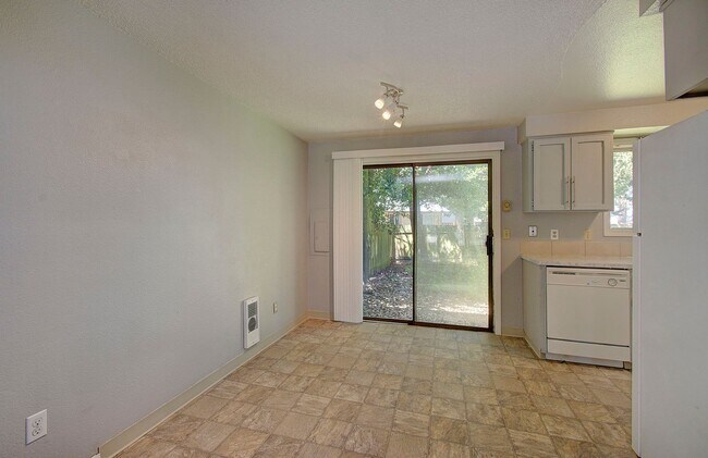 Foto del edificio - 2 BEDROOM, 1 BATH DUPLEX W/FENCED YARD!