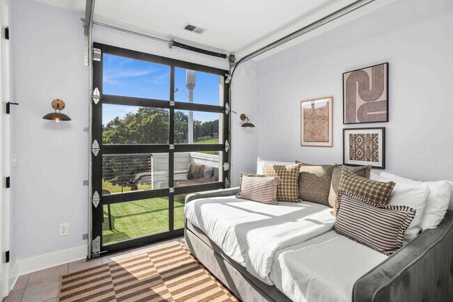 Building Photo - 1712 8th Ave S