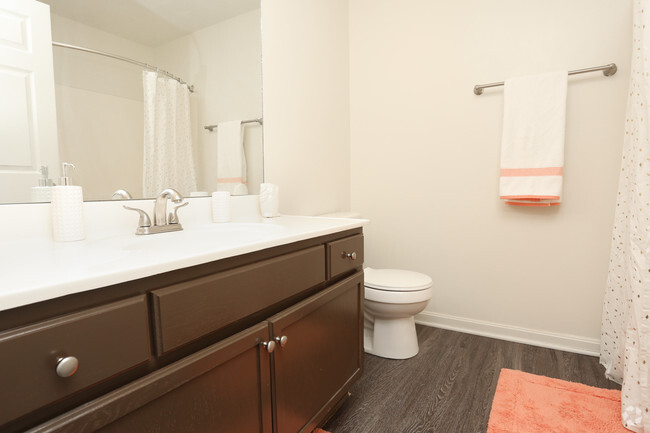 2BR, 2BA - 1,015 SF - Bathroom - Lakeview Apartments