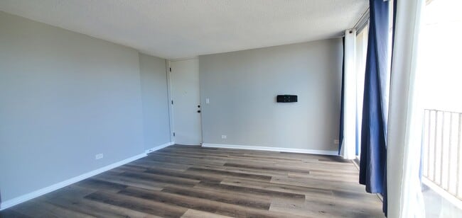 Foto del edificio - 2 bed, 1 bath, 1 parking updated unit in M...