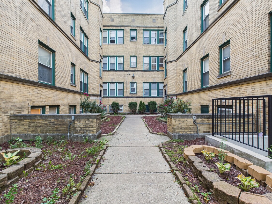 Primary Photo - 6652 S University Ave