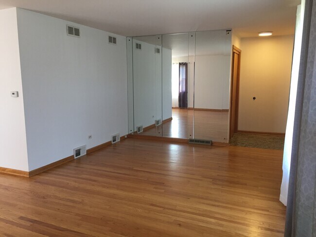 Building Photo - 4100 N Lavergne Ave