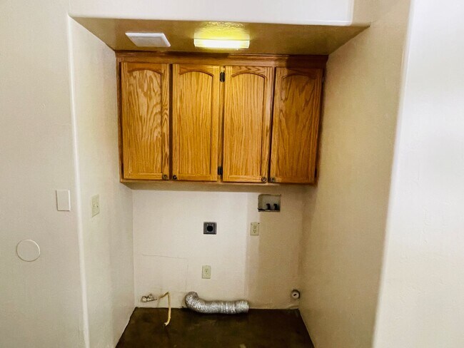 Building Photo - Single Family Home Style Unit w/ A/C, High...