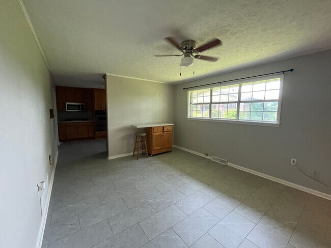 Building Photo - 5 Bedrooms, 3 Bathrooms - Home in North Rome!
