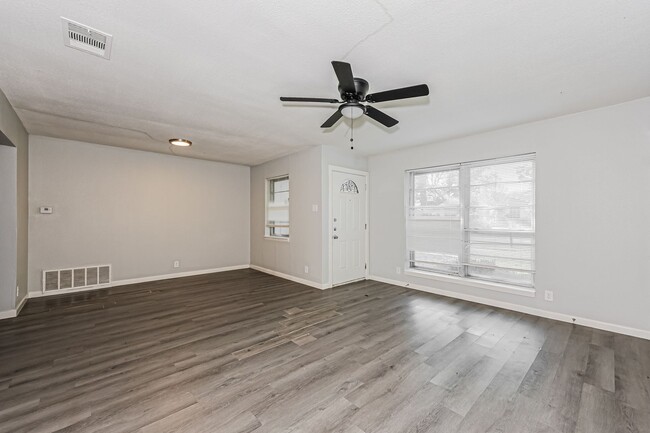 Foto del edificio - 3 BR/1BA | Updated Single Family Home | 1-Car Garage  | Large Backyard!