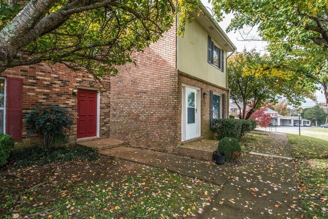 Foto del edificio - Coming soon! Nice remodel of townhouse Con...