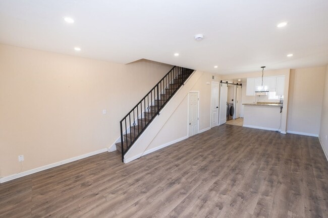 Foto del edificio - 2 Bedroom 1.5 Bath Available Now in El Cajon! AC/OFF STREET PARKING/IN UNIT LAUNDRY