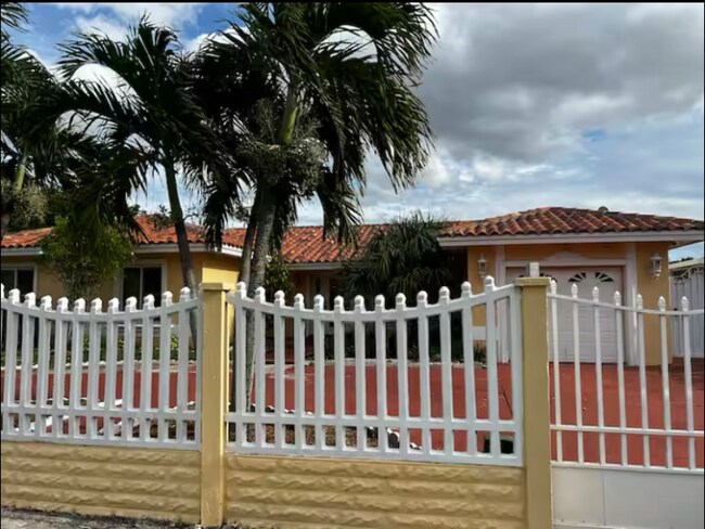 Foto del edificio - 5760 NW 200th St