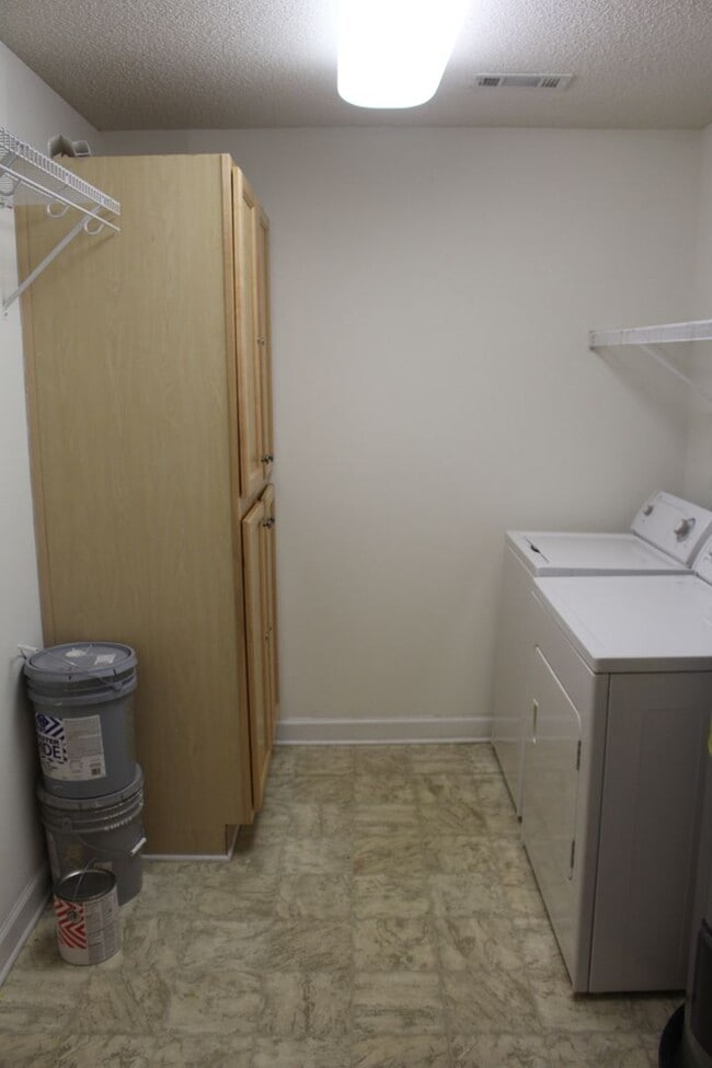 Building Photo - 611 Harts Cove Way