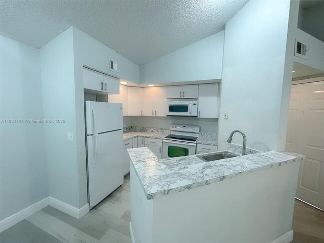 Foto del edificio - 3310 Pinewalk Dr N