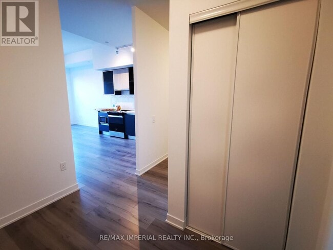 Building Photo - 395 Dundas St W