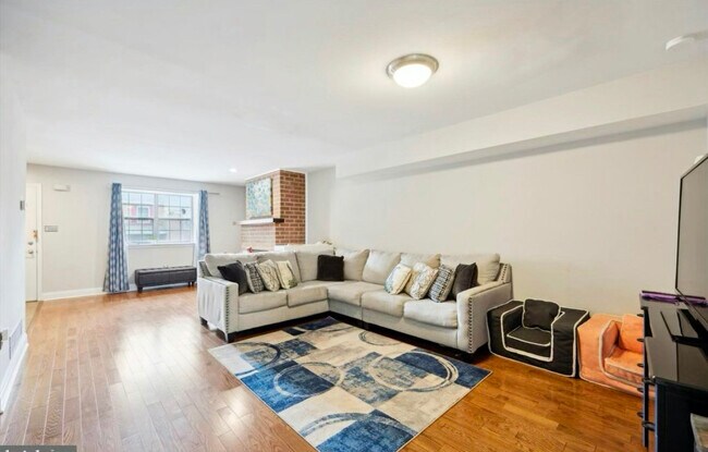 Spacious living room with hardwood floors - 618 Coates Ln