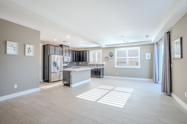 Foto del edificio - Fully furnished 3 bedroom / 3 bathroom plus an office.