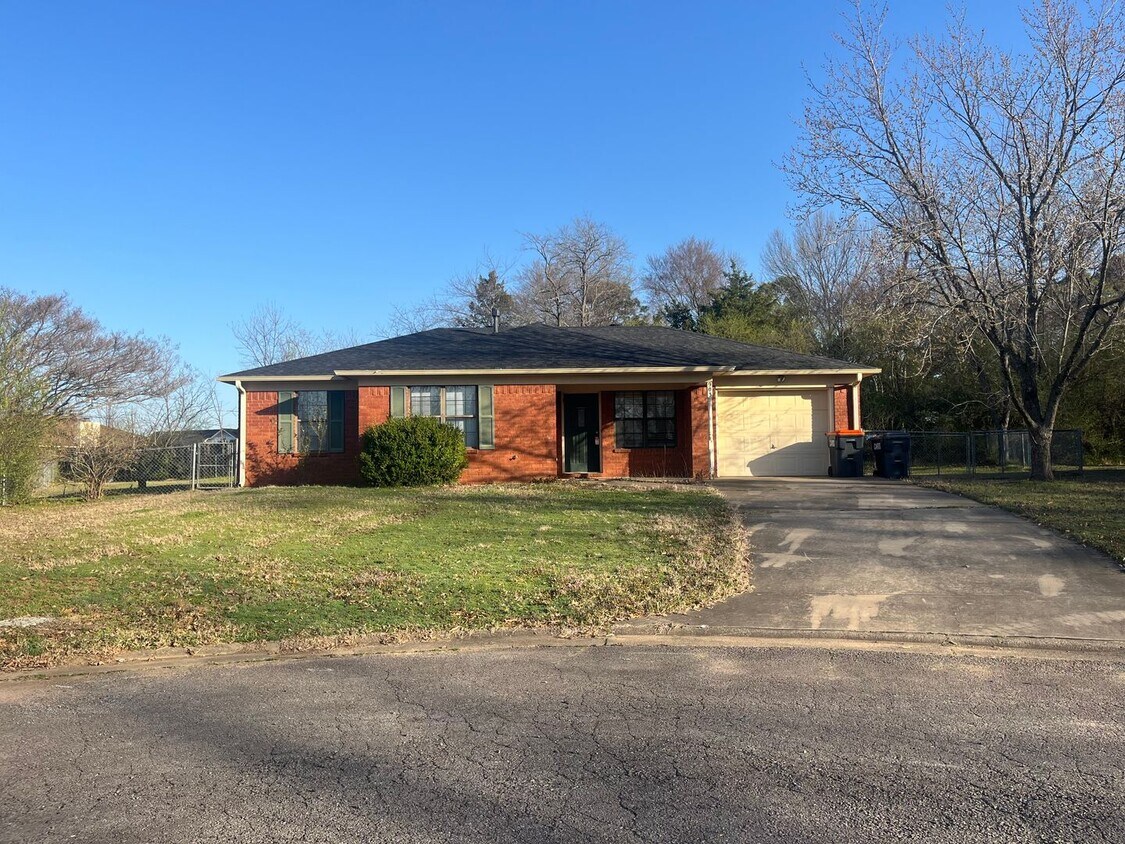 Foto principal - This cozy house features a fenced backyard...