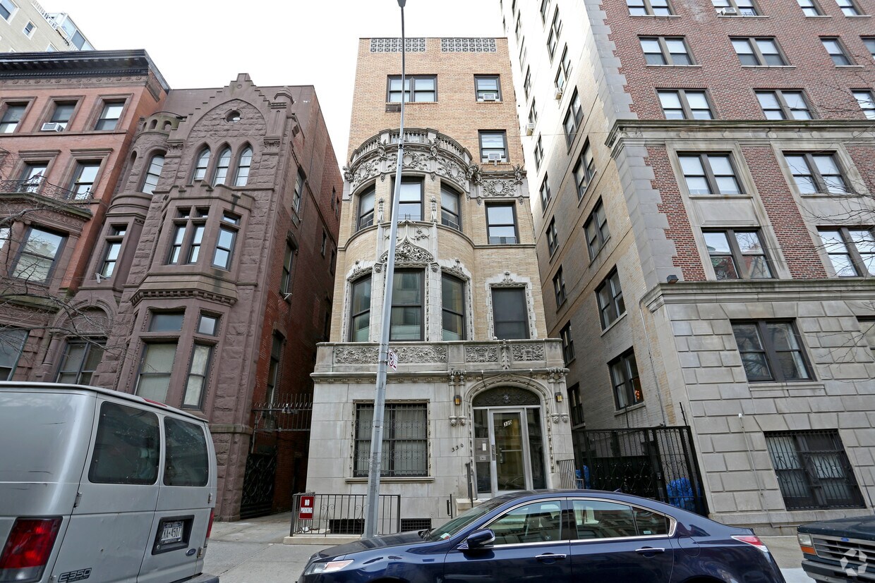 Building Photo - 330 W 76th St
