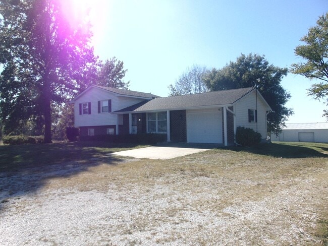 Building Photo - Fayette Family Farm House!