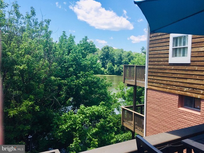 Foto del edificio - 6580 Hemlock Point Rd