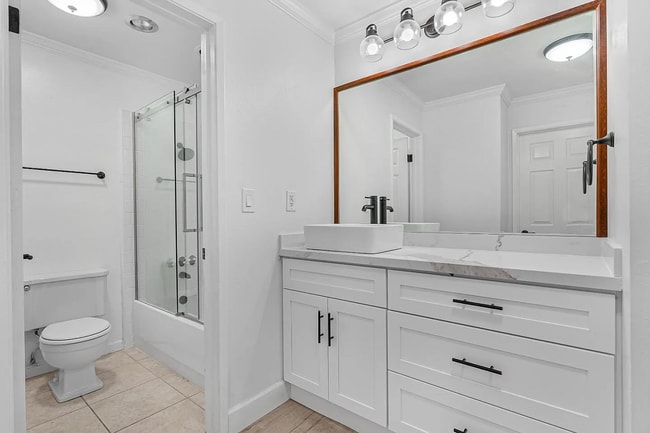 Building Photo - Welcome home to your beautiful starter hom...