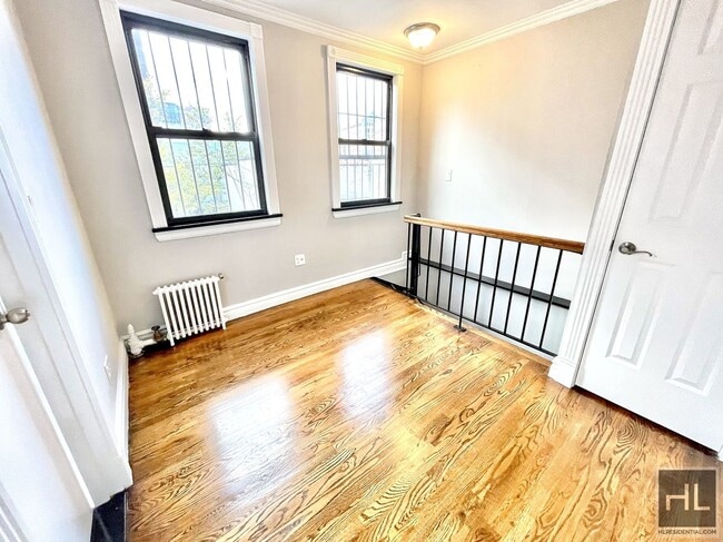 Building Photo - Mott Street