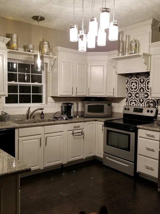 Kitchen - 210 Heritage Ln