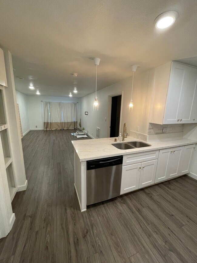 Building Photo - 4041 Oakcrest Dr