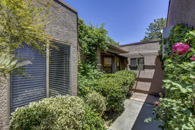 Building Photo - 2161 Resort Way S