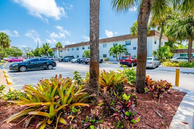 Building Photo - River Oaks Apartments