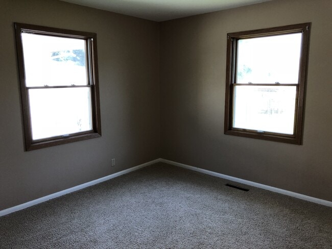 Building Photo - Nice home with fenced yard