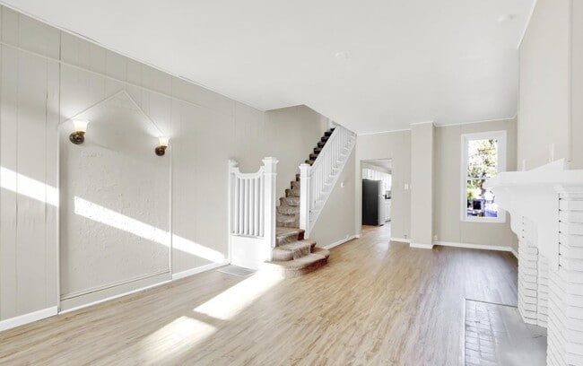 Foto del edificio - Bright 5 Bedroom, 1.5 Bath Home!